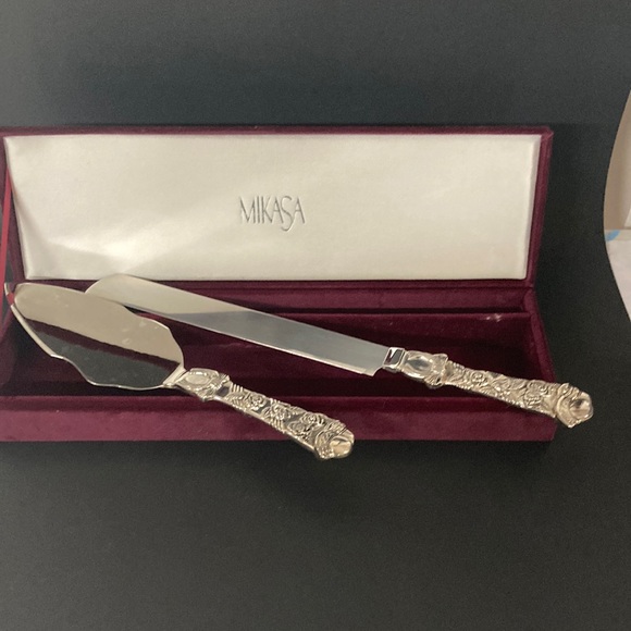 Mikasa Silver Plated Roses Knife and Cake Server Set - Picture 4 of 8